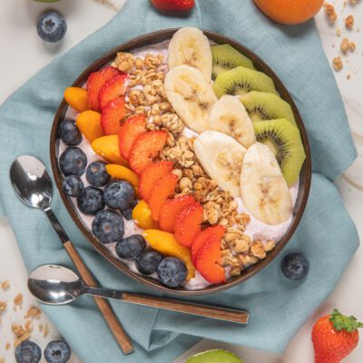 acai bowl con mirtilli, fragole, granola e kiwi