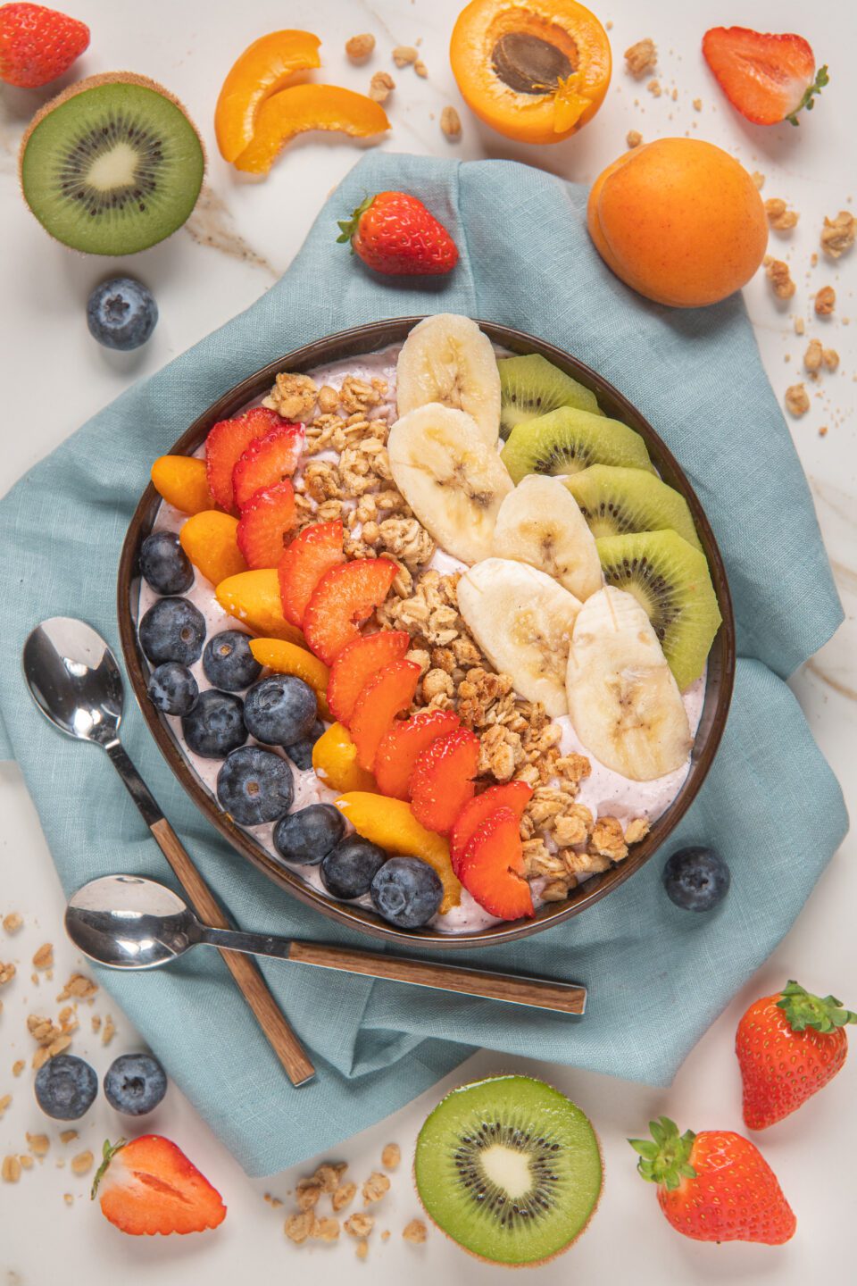 acai bowl con mirtilli, fragole, granola e kiwi