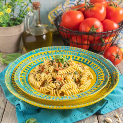 Fusilli con pesto alla siciliana in piatto verde