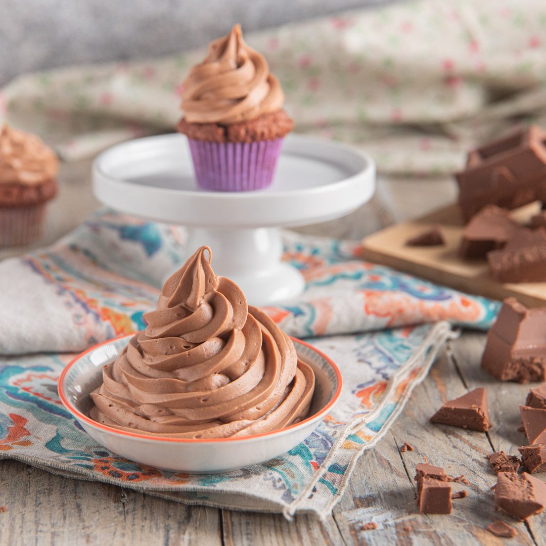 La ganache montata al cioccolato al latte è utile per tutte quelle decorazioni che hanno bisogno di una crema della consistenza della panna montata, come frosting per cupcake, guarnizioni per crostate con cottura alla cieca.