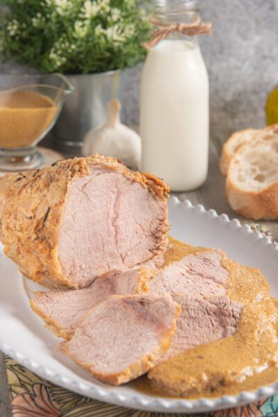 Il vitello al latte è un secondo piatto dal gusto delicato, che si prepara come un arrosto tradizionale, ma con l'aggiunta del latte che rende la carne morbida e succosa