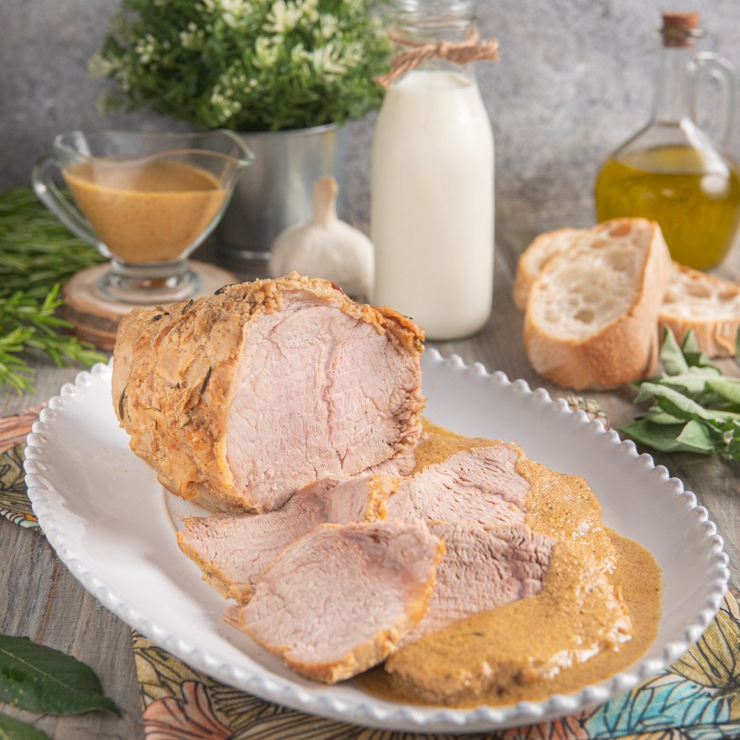 Il vitello al latte è un secondo piatto dal gusto delicato, che si prepara come un arrosto tradizionale, ma con l'aggiunta del latte che rende la carne morbida e succosa