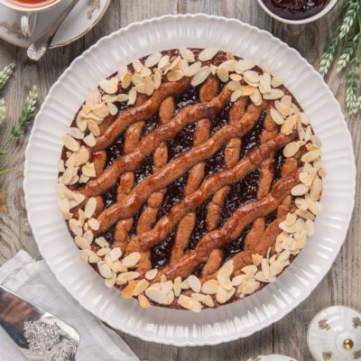 Un dolce diffuso tra Austria e Sud Tirolo, a base di pasta frolla di nocciole, crema, confettura di mirtilli e mandorle