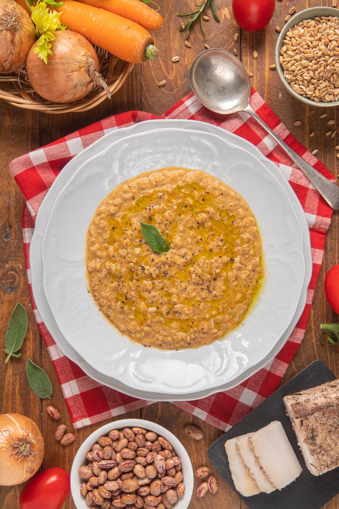 minestra di farro in piatto bianco