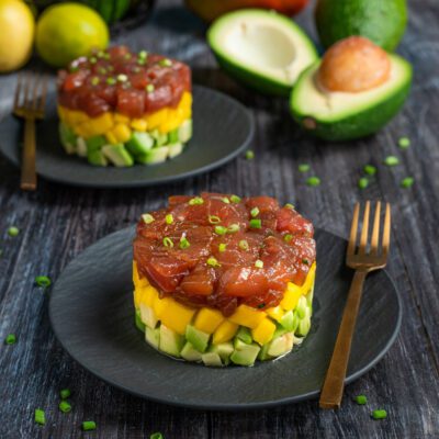 Tonno abbattuto marinato, mango, avocado e poco condimento: un antipasto o secondo piatto semplice ma delizioso, con tutto il profumo e il gusto del mare