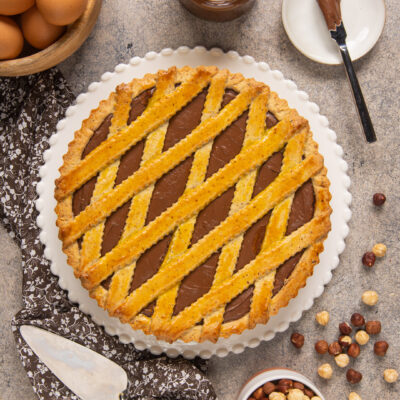 La crostata alla nutella è un dolce goloso, in cui la pasta frolla incontra la crema spalmabile al cioccolato e nocciole