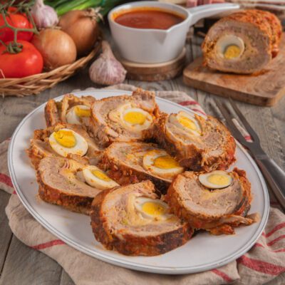 Fette di rotolo di carne farcito