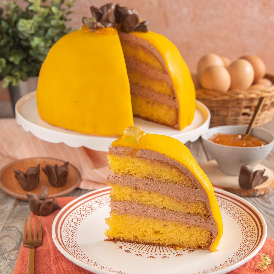 Polenta e osei è il dolce tipico della città di Bergamo:somiglia ad una polenta ma è un gustoso zuccotto di pan di Spagna, farcito con crema al burro e crema alle nocciole e cacao, ricoperto di pasta di mandorle gialla e decorato con uccellini di cioccolato, cedro candito e confettura di albicocche