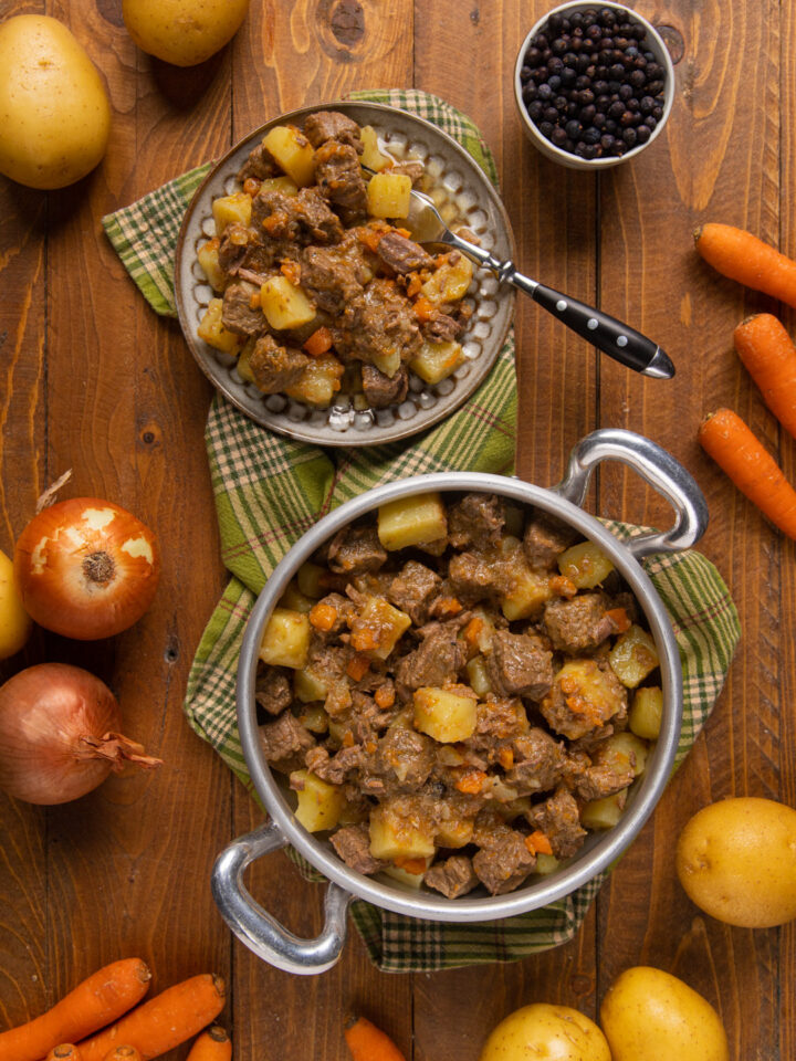 Lo spezzatino di vitello con patate è un secondo piatto ricco di gusto, ideale per i pranzi e le cene nella stagione fredda