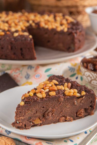La torta paesana è un dolce tipico della Brianza, che si prepara con "michette" rafferme, cacao, uvetta, arancia candita, scorza di agrumi e pinoli