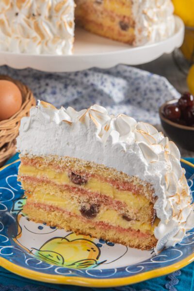 Un dolce ricco a base di pan di Spagna, farcito con crema e amarena e coperto da meringa, che a Napoli non manca mai sulla tavola delle Feste.