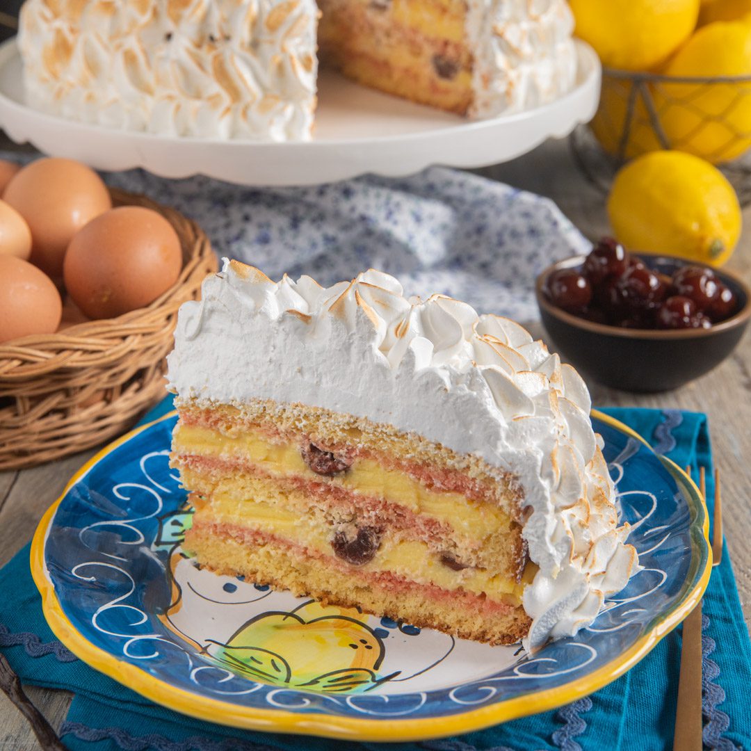 Un dolce ricco a base di pan di Spagna, farcito con crema e amarena e coperto da meringa, che a Napoli non manca mai sulla tavola delle Feste.