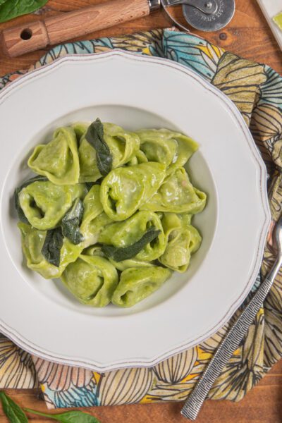 I balanzoni bolognesi sono tortelloni di pasta fresca all'uovo arricchita con spinaci, che si trovano anche nel ripieno insieme a ricotta e mortadella