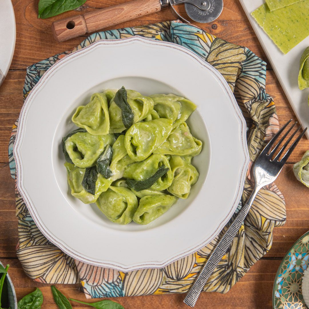 I balanzoni bolognesi sono tortelloni di pasta fresca all'uovo arricchita con spinaci, che si trovano anche nel ripieno insieme a ricotta e mortadella