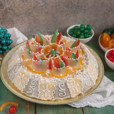 Cassata siciliana con frutta candita su vassoio