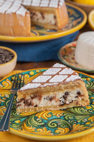 Un dolce tipico della tradizione regionale a base di pasta frolla e ripieno di ricotta, pan di Spagna e gocce di cioccolato