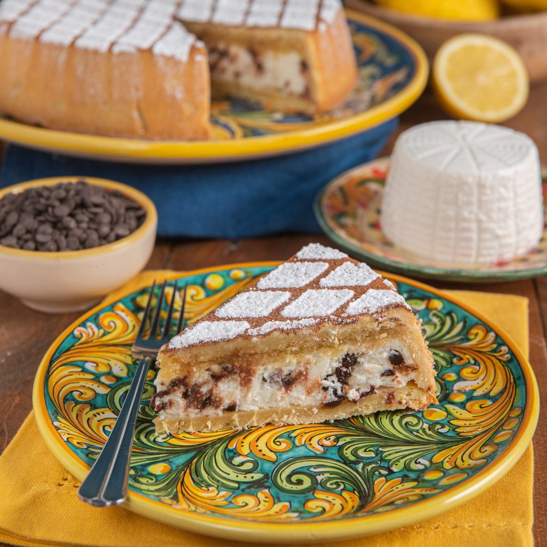 Un dolce tipico della tradizione regionale a base di pasta frolla e ripieno di ricotta, pan di Spagna e gocce di cioccolato
