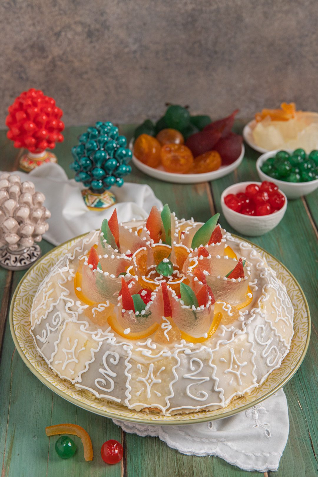 Cassata siciliana con frutta candita su vassoio