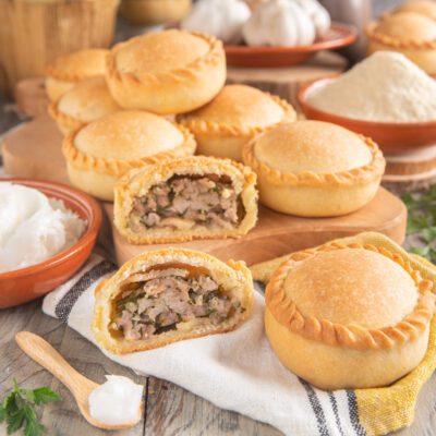 Le panadas sono tortine salate tipiche della cucina sarda, realizzate con un involucro simile alla pasta frolla e un ripieno di carne di maiale e lardo