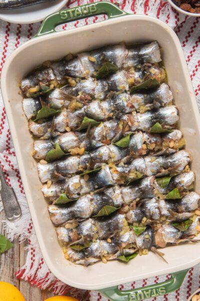 Un secondo piatto tipico della tradizione palermitana, in cui le sarde chiuse a involtino assumono un gusto piacevolmente agrodolce grazie all'aggiunta di uvetta, pinoli, zucchero e arancia