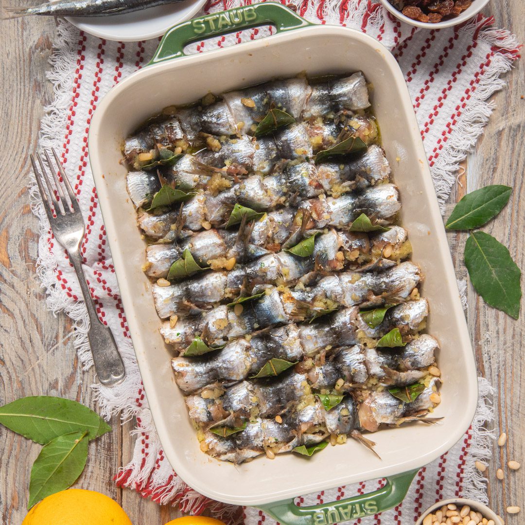 Un secondo piatto tipico della tradizione palermitana, in cui le sarde chiuse a involtino assumono un gusto piacevolmente agrodolce grazie all'aggiunta di uvetta, pinoli, zucchero e arancia