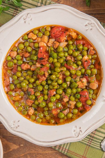Una zuppa tipica delle Marche a base di piselli, pancetta, pomodoro, erbe aromatiche e accompagnata da crostoni di pane