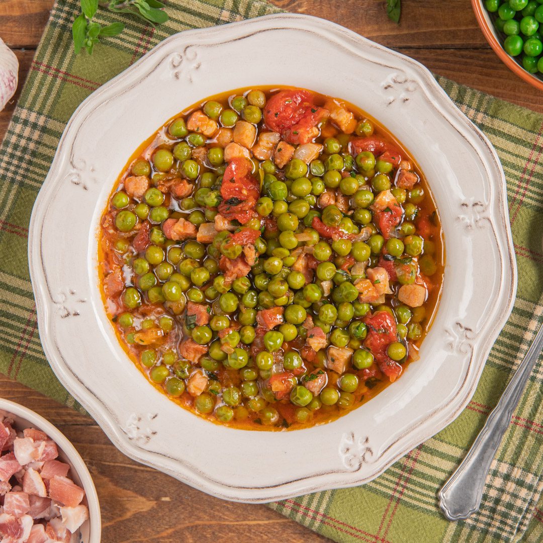 Una zuppa tipica delle Marche a base di piselli, pancetta, pomodoro, erbe aromatiche e accompagnata da crostoni di pane