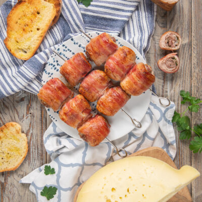 piatto da portata con bombette pugliesi, caciocavallo e pane tostato