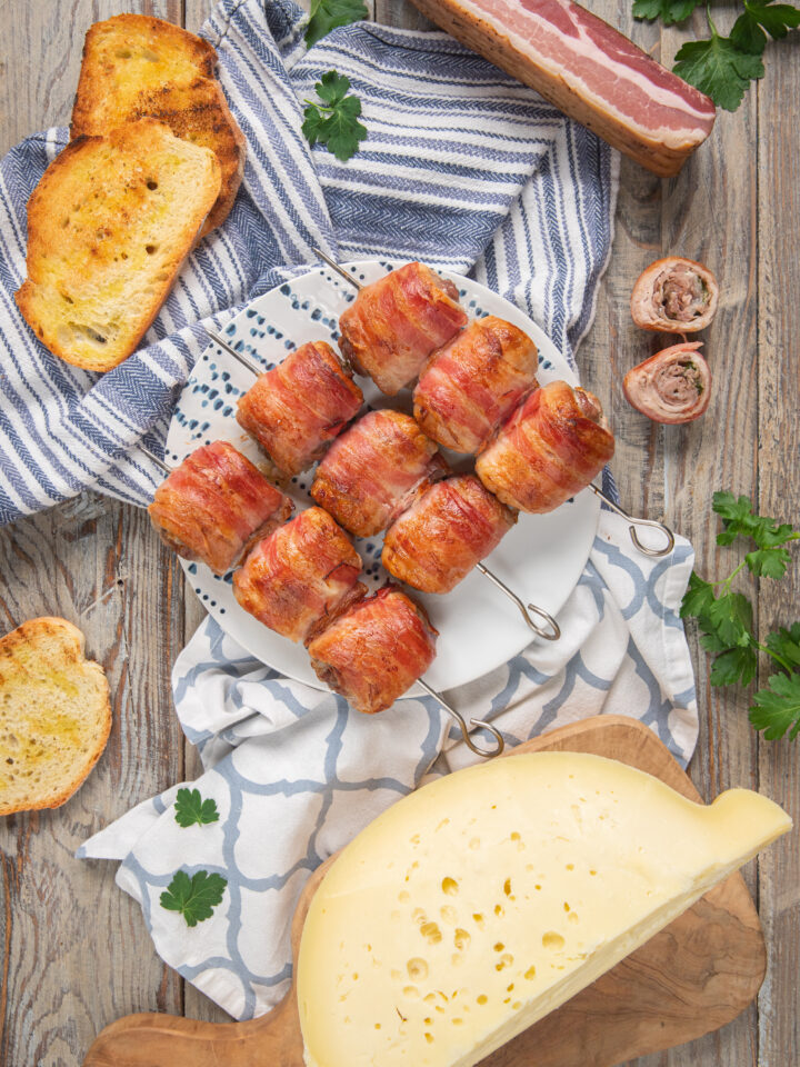 piatto da portata con bombette pugliesi, caciocavallo e pane tostato