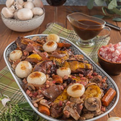 Coq au vin pronto nel piatto e cucinato