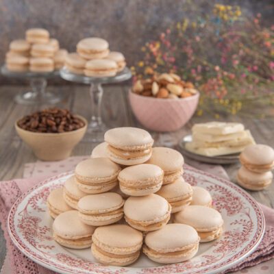 Macarons con farina di mandorle farciti con ganache al caffè e cioccolato bianco