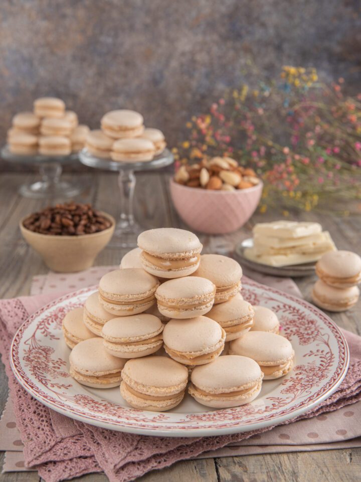 Macarons con farina di mandorle farciti con ganache al caffè e cioccolato bianco