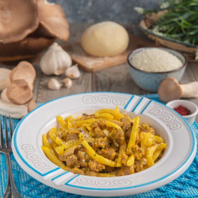 Maccarrones: primo piatto di pasta fresca sardo con sugo di salsiccia, funghi e zafferano