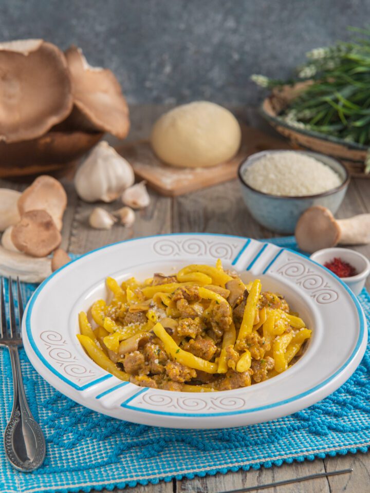 Maccarrones: primo piatto di pasta fresca sardo con sugo di salsiccia, funghi e zafferano