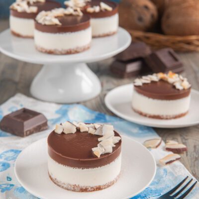 Cheesecake monoporzione con decorazione al cioccolato e al cocco