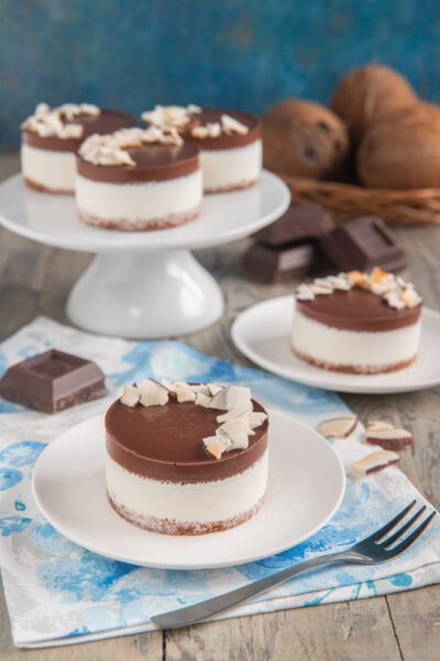 Cheesecake monoporzione con decorazione al cioccolato e al cocco