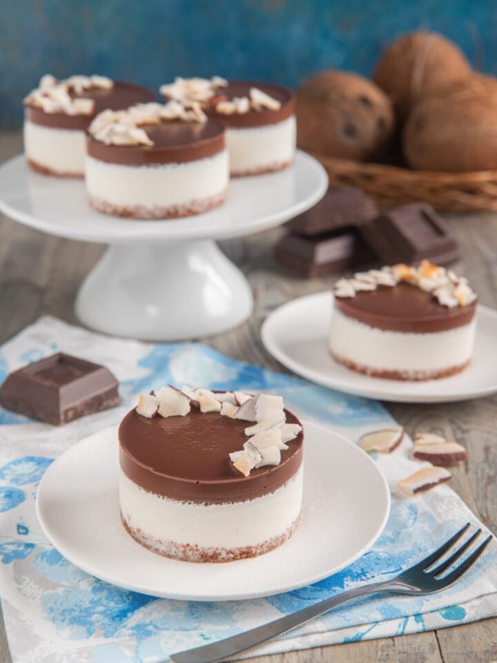 Cheesecake monoporzione con decorazione al cioccolato e al cocco