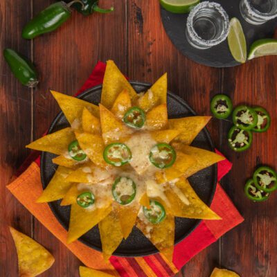 Nachos da servire con formaggio e jalapeno