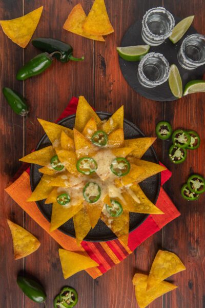 Nachos da servire con formaggio e jalapeno