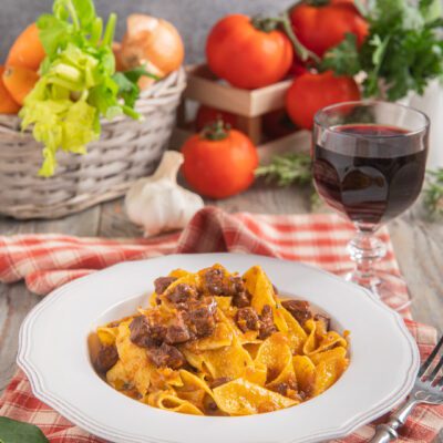 Le pappardelle al sugo di cinghiale sono un piatto tipico della Maremma e della Tuscia, rigorosamente "in bianco", cioè senza pomodoro