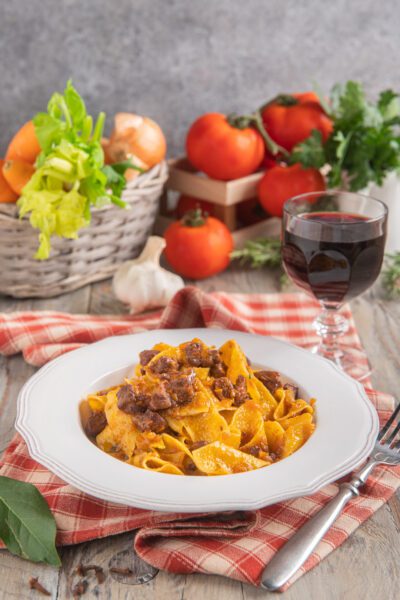 Le pappardelle al sugo di cinghiale sono un piatto tipico della Maremma e della Tuscia, rigorosamente "in bianco", cioè senza pomodoro