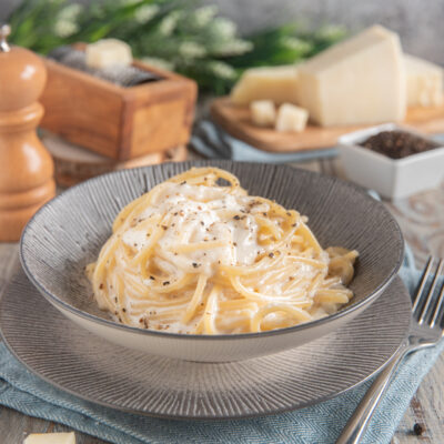 piatto di portata con spaghetti cacio e pepe