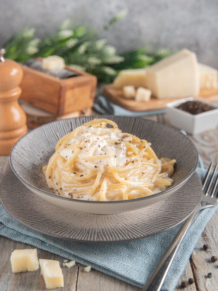 piatto di portata con spaghetti cacio e pepe