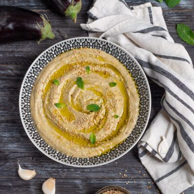 ciotola con bagaganoush guarnita con olio e menta