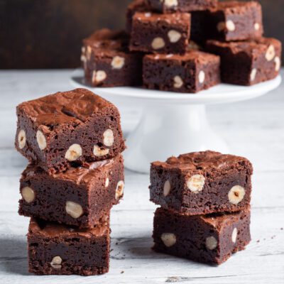 quadrotti di brownies al cioccolato con nocciole interne