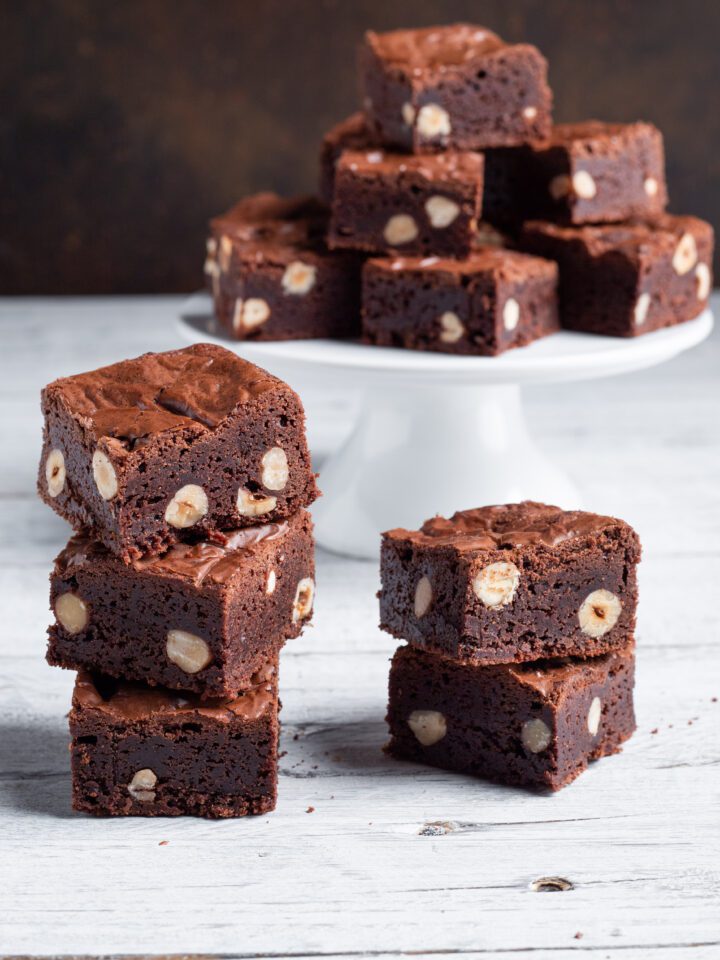 quadrotti di brownies al cioccolato con nocciole interne