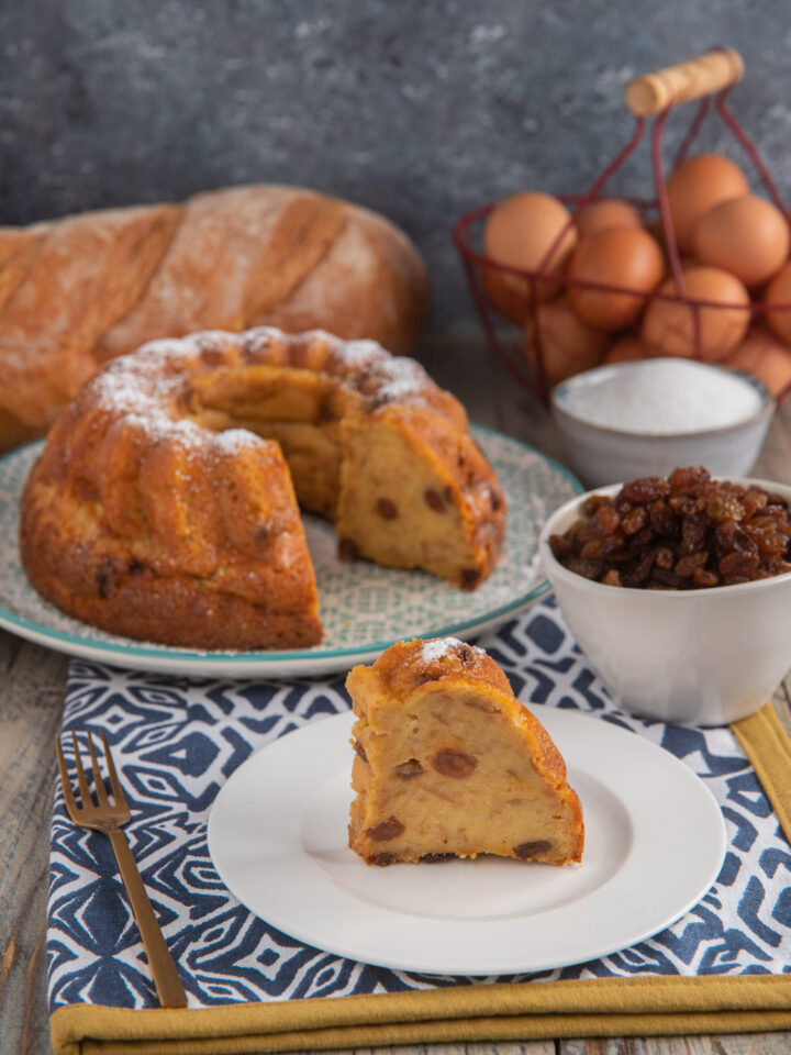 Budino di pane con fetta, uova e uvetta