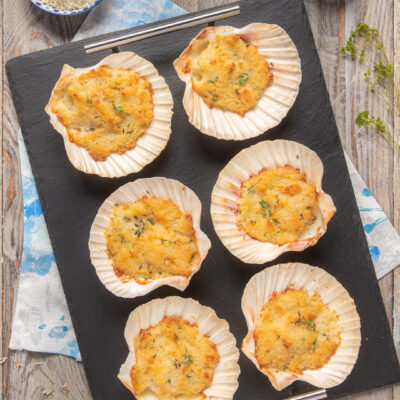 piatto di ardesia con capesante gratinate