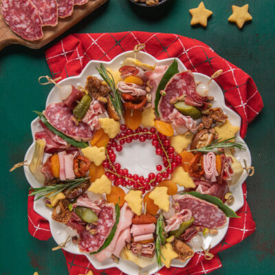 Charcuterie di Natale con salame, albicocche e stelline di pasta frolla