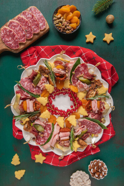 Charcuterie di Natale con salame, albicocche e stelline di pasta frolla